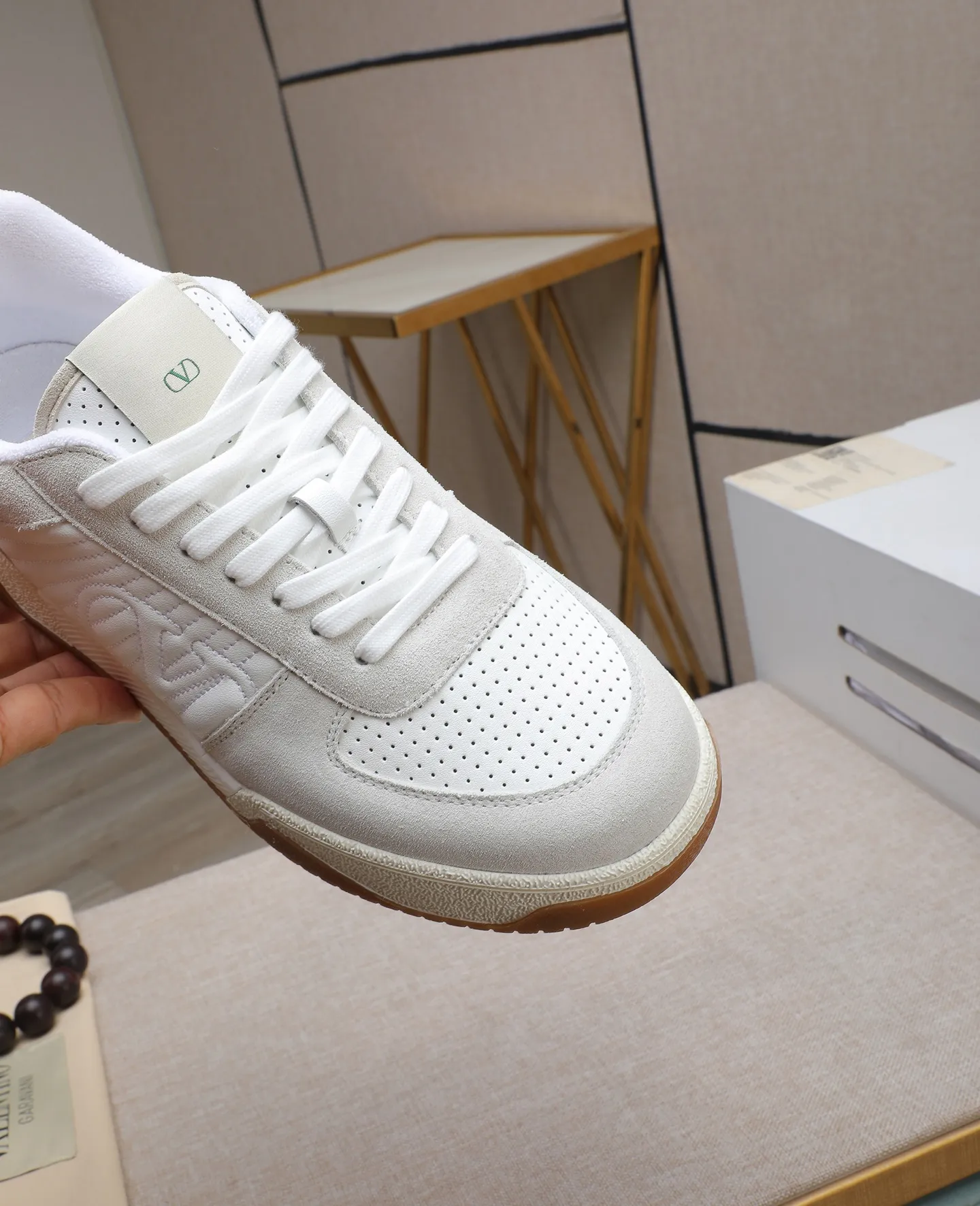 Men's shoes 💰740【Valentino】Couples model, size: Men's model 39-44 (45 customized) Valentino Valentino Couple model Joie de Jouer series Velcro Thick sole Bread shoes Couple model Casual sports shoes White shoes Original purchase and development Production Joie de Jouer series The style is simple but not out of style. The pure white base is paired with fresh green and soft beige, and the unique Velcro design highlights your personality. Every detail tells fashion and quality. Wear it, take a confident step, and start the trend journey. Delivered in exquisite packaging🛍📦 ▪️Material: Original custom imported first-layer cowhide ▪️Inner lining: Original custom made soft sheepskin lining ▪️Outsole: Original open-molded non-slip TPU material ▪️Sole thickness: 3.5CM
